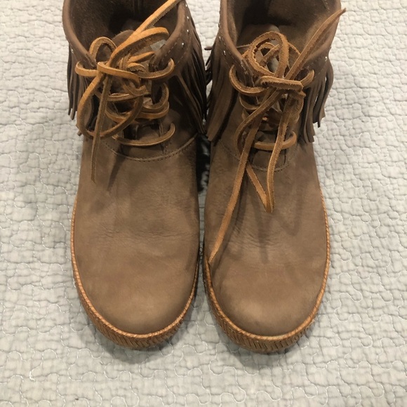 UGG ALEXIA DARK CHESTNUT NUBUCK LEATHER FRINGE STUDDED MOCCASIN ANKLE BOOTS SZ 6 - Picture 2 of 9